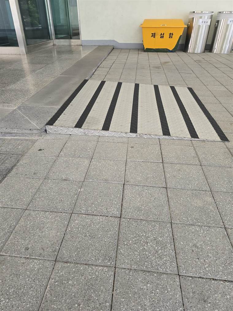 지하 출입구 계단 경사로 설치 시공 후