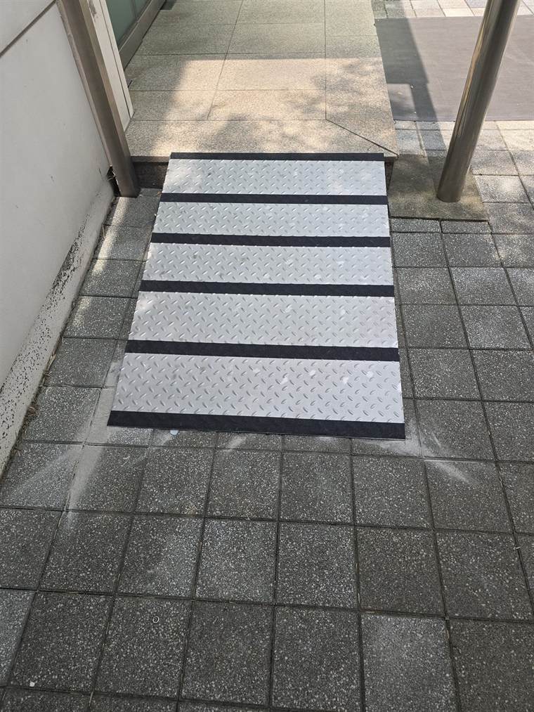 외부 계단 논슬립 경사로 설치 시공 후