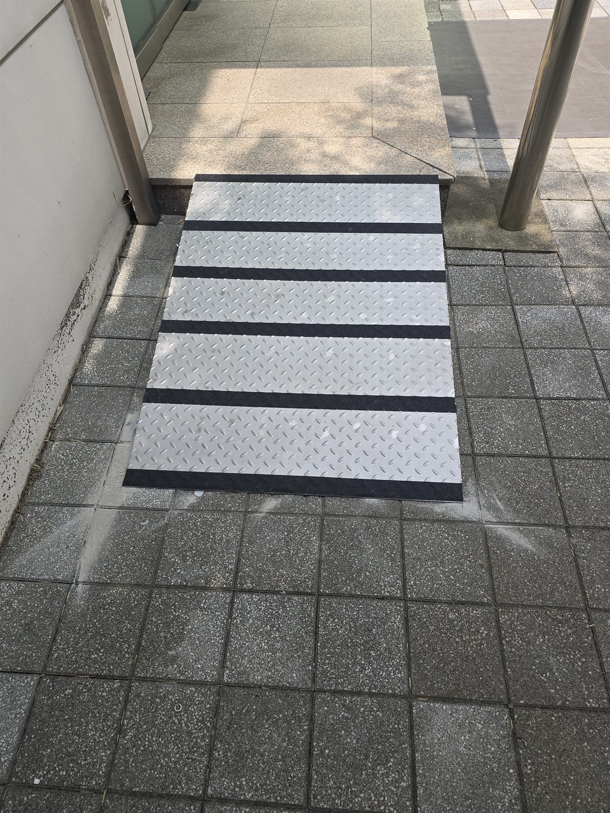 외부 계단 논슬립 경사로 설치 시공 후